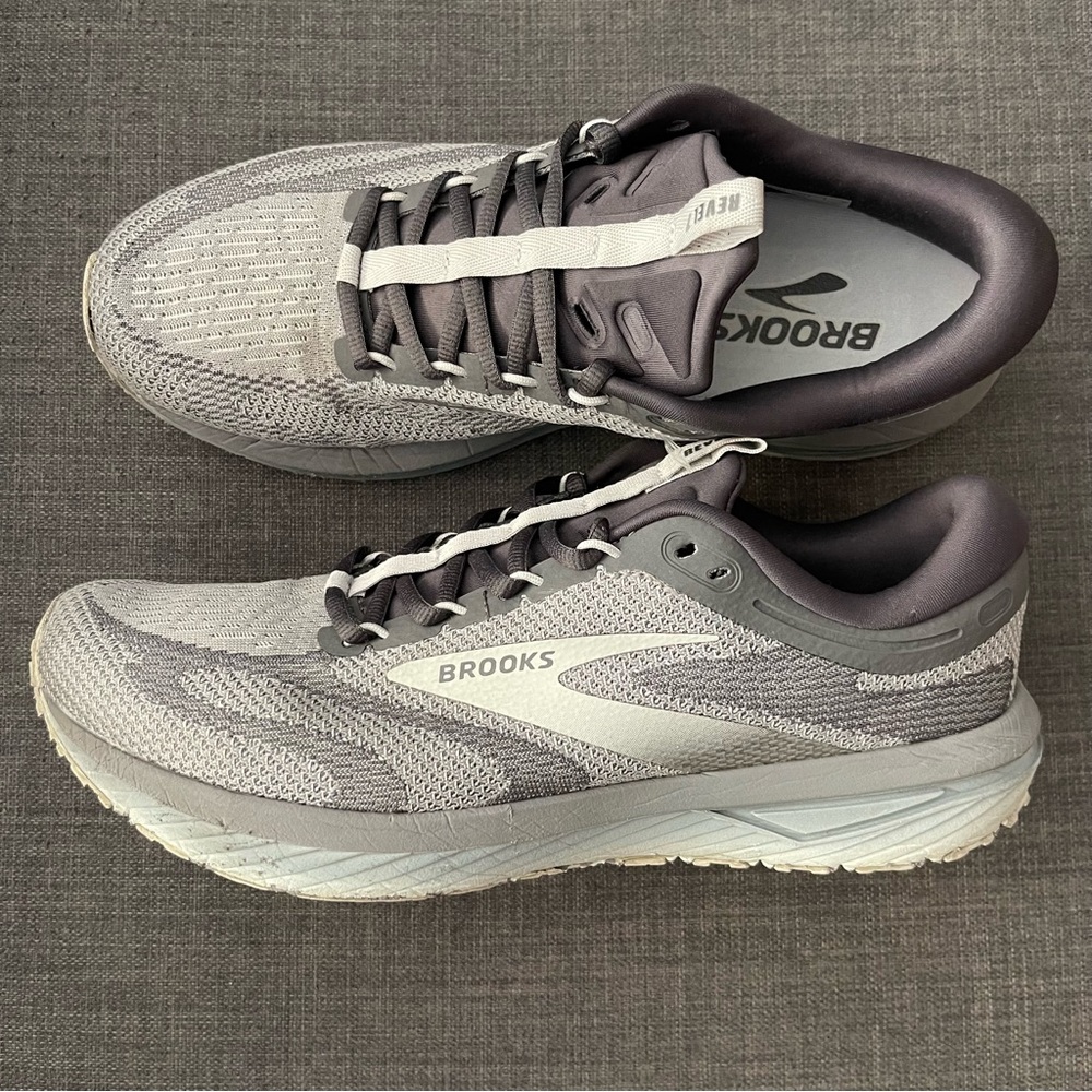 SOLD!! BROOKS REVEL 7 GRAY & SILVER MEN'S RUNNING SHOES SIZE 11 NEW INSOLES